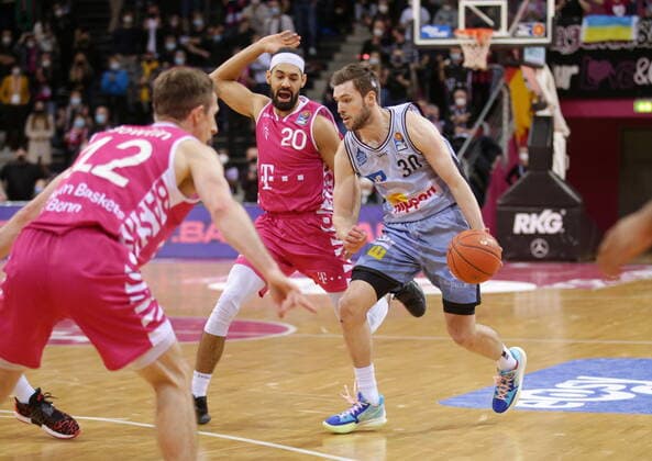 Jeremy Morgan Telekom Baskets Bonn vs. Jon Axel Gudmundsson HAKRO Merlins Crailsheim easyCredit BBL 1. Bundesliga , Saison 2021 2022 , Hauptrunde 23. Spieltag