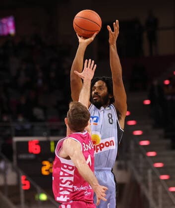 Bonn, Deutschland 05.03.2022, Telekom Dome, Basketball Bundesliga, 23. Spieltag, BBL, Telekom Baskets Bonn vs Hakro Merlins Crailsheim, Skyler Bowlin (Bonn), Terrell Harris (Crailsheim)