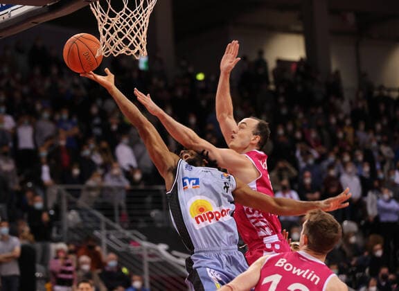 Bonn, Deutschland 05.03.2022, Telekom Dome, Basketball Bundesliga, 23. Spieltag, BBL, Telekom Baskets Bonn vs Hakro Merlins Crailsheim, Terrell Harris (Crailsheim), Karsten Tadda (Bonn)
