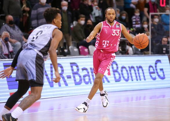 Parker Jackson-Cartwright Telekom Baskets Bonn vs. T. J. Shorts HAKRO Merlins Crailsheim easyCredit BBL 1. Bundesliga , Saison 2021 2022 , Hauptrunde 23. Spieltag