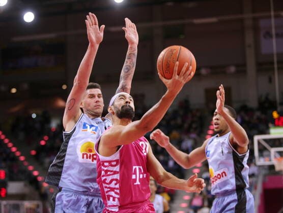 Jeremy Morgan Telekom Baskets Bonn vs. HAKRO Merlins Crailsheim easyCredit BBL 1. Bundesliga , Saison 2021 2022 , Hauptrunde 23. Spieltag