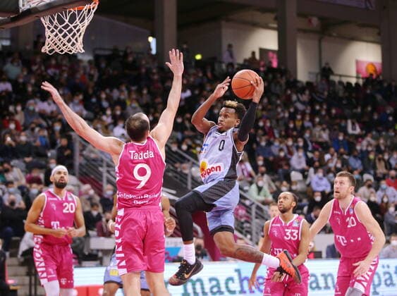 Telekom Baskets Bonn vs. T. J. Shorts HAKRO Merlins Crailsheim easyCredit BBL 1. Bundesliga , Saison 2021 2022 , Hauptrunde 23. Spieltag