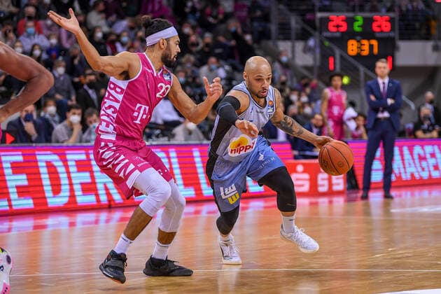 easyCredit BBL, Telekom Baskets Bonn vs. HAKRO Merlins Crailsheim, 05.03.2022 Maurice Stuckey (HAKRO Merlins Crailsheim, 3), Jeremy Morgan (Telekom Baskets Bonn, 20), easyCredit BBL, Telekom Baskets Bonn vs. HAKRO Merlins Crailsheim am 05.03.2022 im Telekom Dome Bonn, Bonn (Nordrhein-Westfalen) Copyright: xBEAUTIFULxSPORTS Mueller-Laschetx
