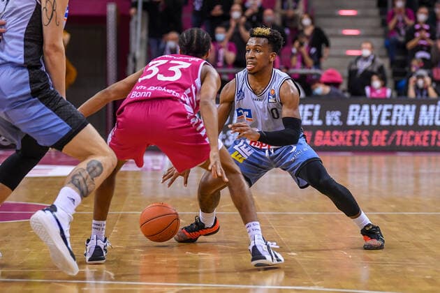 easyCredit BBL, Telekom Baskets Bonn vs. HAKRO Merlins Crailsheim, 05.03.2022 T.J. Shorts (HAKRO Merlins Crailsheim, 0), Parker Jackson-Cartwright (Telekom Baskets Bonn, 33), easyCredit BBL, Telekom Baskets Bonn vs. HAKRO Merlins Crailsheim am 05.03.2022 im Telekom Dome Bonn, Bonn (Nordrhein-Westfalen) Copyright: xBEAUTIFULxSPORTS Mueller-Laschetx