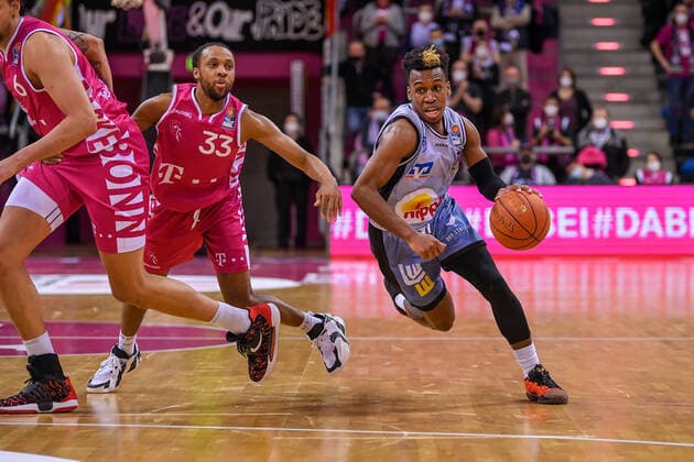 easyCredit BBL, Telekom Baskets Bonn vs. HAKRO Merlins Crailsheim, 05.03.2022 T.J. Shorts (HAKRO Merlins Crailsheim, 0), Parker Jackson-Cartwright (Telekom Baskets Bonn, 33), easyCredit BBL, Telekom Baskets Bonn vs. HAKRO Merlins Crailsheim am 05.03.2022 im Telekom Dome Bonn, Bonn (Nordrhein-Westfalen) Copyright: xBEAUTIFULxSPORTS Mueller-Laschetx