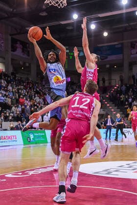 easyCredit BBL, Telekom Baskets Bonn vs. HAKRO Merlins Crailsheim, 05.03.2022 Terrell Harris (HAKRO Merlins Crailsheim, 8), Karsten Tadda (Telekom Baskets Bonn, 9), easyCredit BBL, Telekom Baskets Bonn vs. HAKRO Merlins Crailsheim am 05.03.2022 im Telekom Dome Bonn, Bonn (Nordrhein-Westfalen) Copyright: xBEAUTIFULxSPORTS Mueller-Laschetx