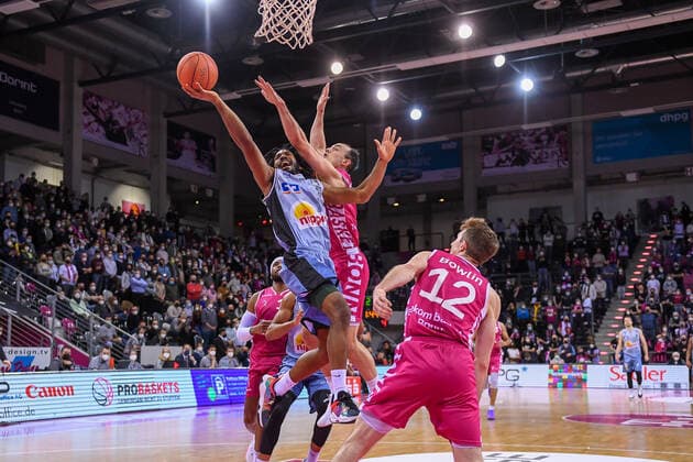 easyCredit BBL, Telekom Baskets Bonn vs. HAKRO Merlins Crailsheim, 05.03.2022 Terrell Harris (HAKRO Merlins Crailsheim, 8), Karsten Tadda (Telekom Baskets Bonn, 9), easyCredit BBL, Telekom Baskets Bonn vs. HAKRO Merlins Crailsheim am 05.03.2022 im Telekom Dome Bonn, Bonn (Nordrhein-Westfalen) Copyright: xBEAUTIFULxSPORTS Mueller-Laschetx