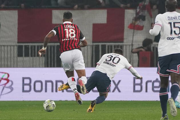 Mario Lemina (OGC Nice) - Leo Messi (PSG) FOOTBALL : OGC Nice vs PSG - Ligue 1 Uber Eats - Nice - 05 03 2022 NorbertScanella Panoramic 