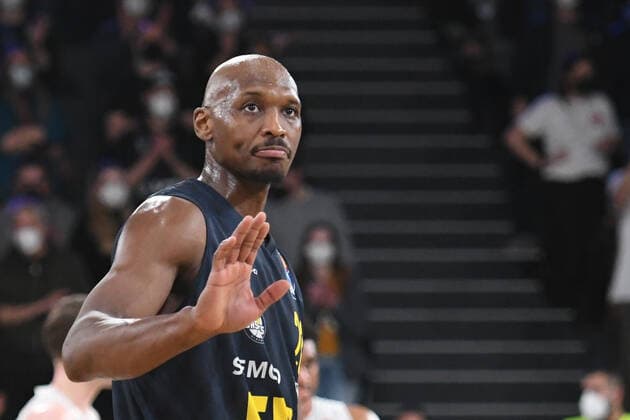 Basketball I Herren I Saison 2021-2022 I BBL I 23. Spieltag I Hamburg Towers - EWE Baskets Oldenburg I 05.03.2022 Rickey Paulding (23, EWE Baskets Oldenburg) verabschiedet sich vom Hamburger UND Oldenburger Publikum Hamburg edel-optics.de Arena Hamburg Deutschland Copyright: xLobeca AndreasxHannigx