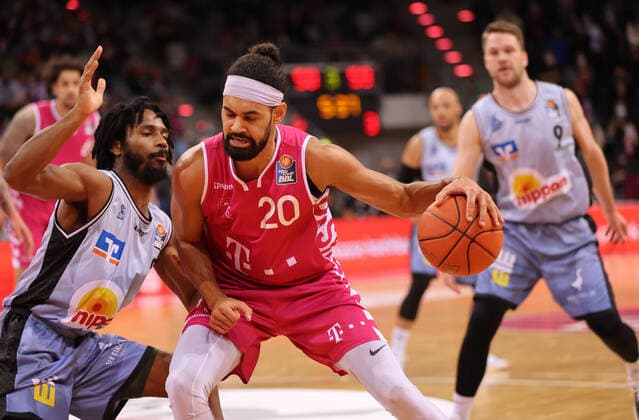 Bonn, Deutschland 05.03.2022, Telekom Dome, Basketball Bundesliga, 23. Spieltag, BBL, Telekom Baskets Bonn vs Hakro Merlins Crailsheim, Terrell Harris (Crailsheim), Jeremy Morgan (Bonn)