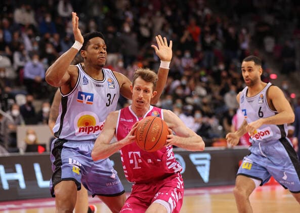 Bonn, Deutschland 05.03.2022, Telekom Dome, Basketball Bundesliga, 23. Spieltag, BBL, Telekom Baskets Bonn vs Hakro Merlins Crailsheim, Richmond Aririguzoh (Crailsheim), Skyler Bowlin (Bonn)