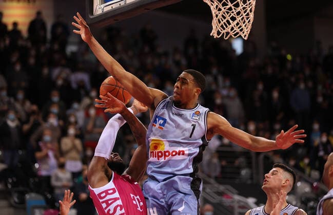 Bonn, Deutschland 05.03.2022, Telekom Dome, Basketball Bundesliga, 23. Spieltag, BBL, Telekom Baskets Bonn vs Hakro Merlins Crailsheim, Javontae Hawkins (Bonn), Jaren Lewis (Crailsheim)