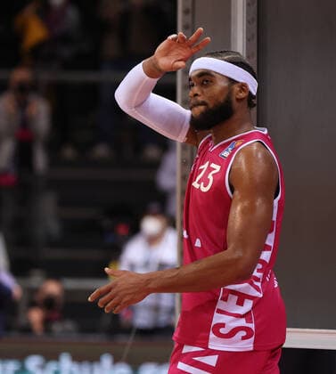 Bonn, Deutschland 05.03.2022, Telekom Dome, Basketball Bundesliga, 23. Spieltag, BBL, Telekom Baskets Bonn vs Hakro Merlins Crailsheim, Javontae Hawkins (Bonn) winkt nach dem Spiel zum Publikum.