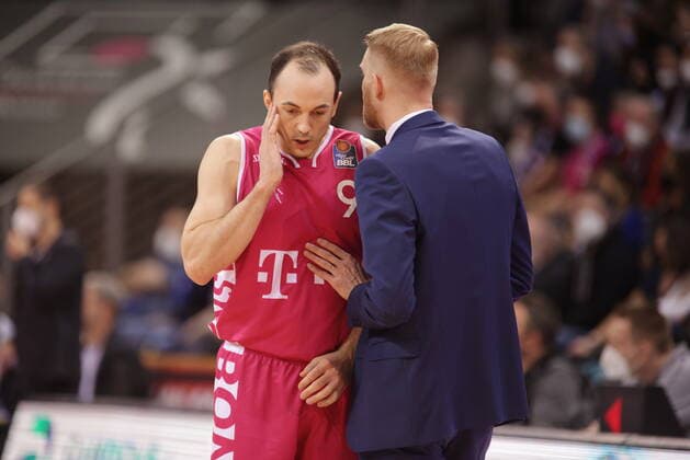 Trainer Tuomas Iisalo, Karsten Tadda Telekom Baskets Bonn vs. HAKRO Merlins Crailsheim easyCredit BBL 1. Bundesliga , Saison 2021 2022 , Hauptrunde 23. Spieltag