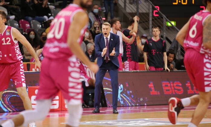 Trainer Tuomas Iisalo Telekom Baskets Bonn vs. HAKRO Merlins Crailsheim easyCredit BBL 1. Bundesliga , Saison 2021 2022 , Hauptrunde 23. Spieltag