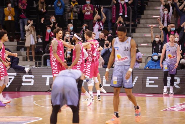 Telekom Baskets Bonn gewinnen vs. HAKRO Merlins Crailsheim easyCredit BBL 1. Bundesliga , Saison 2021 2022 , Hauptrunde 23. Spieltag