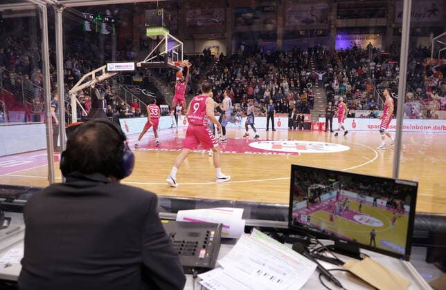 Blick durch Reporter-Kabine auf das Spiel Telekom Baskets Bonn vs. HAKRO Merlins Crailsheim easyCredit BBL 1. Bundesliga , Saison 2021 2022 , Hauptrunde 23. Spieltag