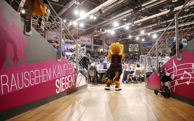 Maskottchen Bonni beim Spiel Telekom Baskets Bonn vs. HAKRO Merlins Crailsheim easyCredit BBL 1. Bundesliga , Saison 2021 2022 , Hauptrunde 23. Spieltag