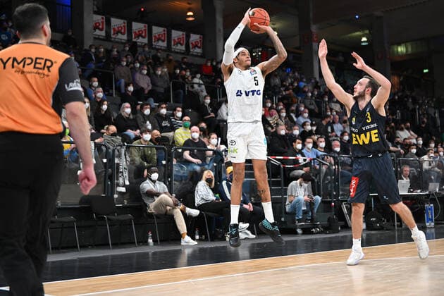 Basketball I Herren I Saison 2021-2022 I BBL I 23. Spieltag I Hamburg Towers - EWE Baskets Oldenburg I 05.03.2022 Caleb Homesley (5, Hamburg Towers) wirft drei Punkte - Max Heidegger (3, EWE Baskets Oldenburg) kommt zu spät Hamburg edel-optics.de Arena Hamburg Deutschland Copyright: xLobeca AndreasxHannigx