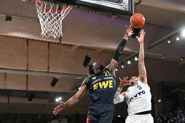 Basketball I Herren I Saison 2021-2022 I BBL I 23. Spieltag I Hamburg Towers - EWE Baskets Oldenburg I 05.03.2022 Caleb Homesley (5, Hamburg Towers) wird von Tai Odiase (21, EWE Baskets Oldenburg) geblockt Hamburg edel-optics.de Arena Hamburg Deutschland Copyright: xLobeca AndreasxHannigx