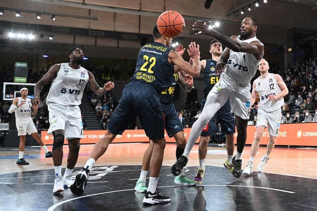 Basketball I Herren I Saison 2021-2022 I BBL I 23. Spieltag I Hamburg Towers - EWE Baskets Oldenburg I 05.03.2022 Zach Brown (1, Hamburg Towers) passt direkt unter dem Korb überraschend quer - T.J. Holyfield (22, EWE Baskets Oldenburg) ist überrascht Hamburg edel-optics.de Arena Hamburg Deutschland Copyright: xLobeca AndreasxHannigx