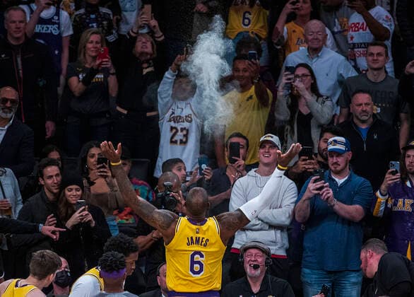March 5, 2022, Los Angeles, California, USA: LeBron James 6 of the Los Angeles Lakers performs his powder ritual prior to their NBA, Basketball Herren, USA game against the Golden State Warriors on Saturday March 5, 2022 at Crypto.com Arena in Los Angeles, California. PI Los Angeles USA - ZUMAp124 20220305_zaa_p124_002 Copyright: xJAVIERxROJASx
