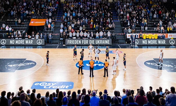 Vor dem Tipoff gab es eine Schweigeminute für Frieden in der Ukraine 05.03.22, Hamburg, Hamburg Towers vs. EWE Baskets Oldenburg, easyCredit BBL, Basketball Bundesliga, 1.Liga, Saison 2021 2022, 23. Spieltag Â
