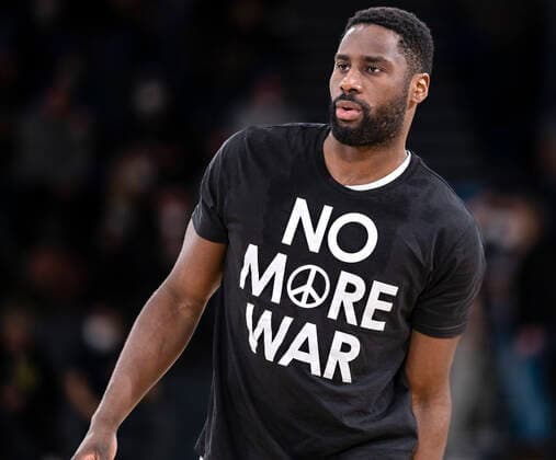 Eddy Edigin (Towers) trägt das NO MORE WAR T-Shirt 05.03.22, Hamburg, Hamburg Towers vs. EWE Baskets Oldenburg, easyCredit BBL, Basketball Bundesliga, 1.Liga, Saison 2021 2022, 23. Spieltag Â