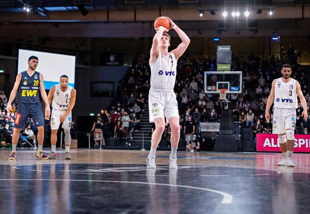 Lukas Meisner (Towers) beim Freiwurf 05.03.22, Hamburg, Hamburg Towers vs. EWE Baskets Oldenburg, easyCredit BBL, Basketball Bundesliga, 1.Liga, Saison 2021 2022, 23. Spieltag Â