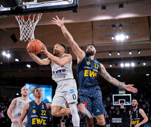 Jaylon Brown (Towers), Martin Breunig (EWE) 05.03.22, Hamburg, Hamburg Towers vs. EWE Baskets Oldenburg, easyCredit BBL, Basketball Bundesliga, 1.Liga, Saison 2021 2022, 23. Spieltag Â
