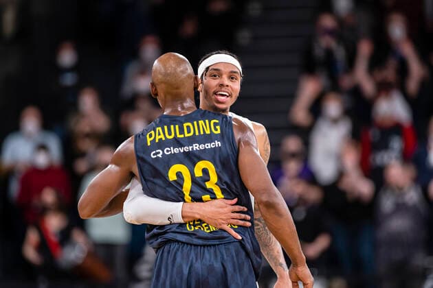 Herzliche Umarmung, Rickey Paulding (EWE), Caleb Homesley (Towers) 05.03.22, Hamburg, Hamburg Towers vs. EWE Baskets Oldenburg, easyCredit BBL, Basketball Bundesliga, 1.Liga, Saison 2021 2022, 23. Spieltag Â