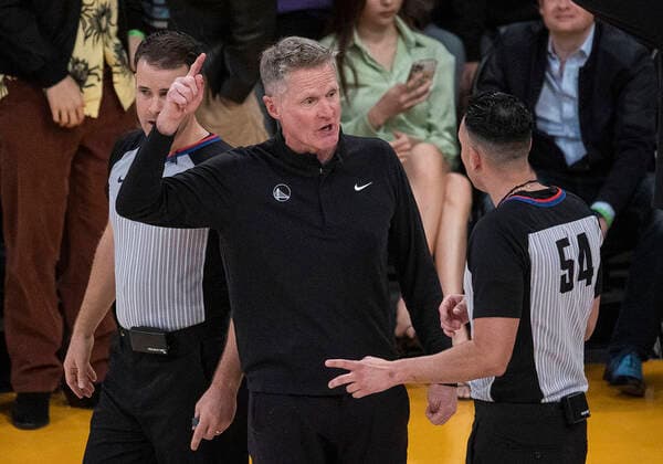 March 5, 2022, Los Angeles, California, USA: Head coach, Steve Kerr of the Golden State Warriors argues a call during their NBA, Basketball Herren, USA game against the Los Angeles Lakers on Saturday March 5, 2022 at Crypto.com Arena in Los Angeles, California. Lakers defeat Warriors, 124-116. PI Los Angeles USA - ZUMAp124 20220305_zaa_p124_019 Copyright: xJAVIERxROJASx