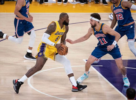 March 5, 2022, Los Angeles, California, USA: LeBron James 6 of the Los Angeles Lakers is defended by Klay Thompson 11 of the Golden State Warriors during their NBA, Basketball Herren, USA game on Saturday March 5, 2022 at Crypto.com Arena in Los Angeles, California. Lakers defeat Warriors, 124-116. PI Los Angeles USA - ZUMAp124 20220305_zaa_p124_021 Copyright: xJAVIERxROJASx