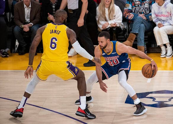 March 5, 2022, Los Angeles, California, USA: LeBron James 6 of the Los Angeles Lakers defends against Stephen Curry 30 of the Golden State Warriors during their NBA, Basketball Herren, USA game on Saturday March 5, 2022 at Crypto.com Arena in Los Angeles, California. Lakers defeat Warriors, 124-116. PI Los Angeles USA - ZUMAp124 20220305_zaa_p124_038 Copyright: xJAVIERxROJASx