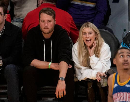 March 5, 2022, Los Angeles, California, USA: Los Angeles Rams quarterback, Matthew Stafford and wife Kelly Stafford attend the NBA, Basketball Herren, USA game between the Los Angeles Lakers and the Golden State Warriors on Saturday March 5, 2022 at Crypto.com Arena in Los Angeles, California. Lakers defeat Warriors, 124-116. PI Los Angeles USA - ZUMAp124 20220305_zaa_p124_063 Copyright: xJAVIERxROJASx
