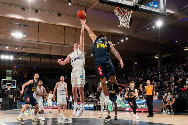 Lukas Meisner (Hamburg Towers 7) gegen Martin Breuning (EWE Baskets Basketball 12) Hamburg Towers vs. EWE Baskets Oldenburg, Basketball, Bundesliga, Hauptrunde, Spieltag 23, Saison 2021 2022, 05.03.2022 Marcel von Fehrn Hamburg Towers vs. EWE Baskets Oldenburg, Basketball, Bundesliga, Hauptrunde, Spieltag 23, Saison 2021 2022, 05.03.2022 Hamburg Copyright: xEibnerxPressefoto MarcelxvonxFehrnx EP_MFN