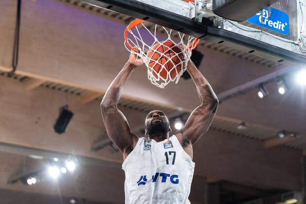 Eddy Edigin (Hamburg Towers 17) haengt nach Wurf am Korb Hamburg Towers vs. EWE Baskets Oldenburg, Basketball, Bundesliga, Hauptrunde, Spieltag 23, Saison 2021 2022, 05.03.2022 Marcel von Fehrn Hamburg Towers vs. EWE Baskets Oldenburg, Basketball, Bundesliga, Hauptrunde, Spieltag 23, Saison 2021 2022, 05.03.2022 Hamburg Copyright: xEibnerxPressefoto MarcelxvonxFehrnx EP_MFN