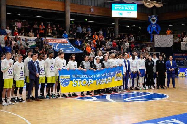 Friedensbekundung beider Teams vor dem Spiel, Ukraine, Syntainics MBC vs. Medi Bayreuth, Basketball Bundesliga, Maenner, 2021 2022, 23. Spieltag, 05.03.2022, Syntainics MBC vs. Medi Bayreuth, Basketball Bundesliga, Maenner, 2021 2022, 23. Spieltag, 05.03.2022, Weissenfels
