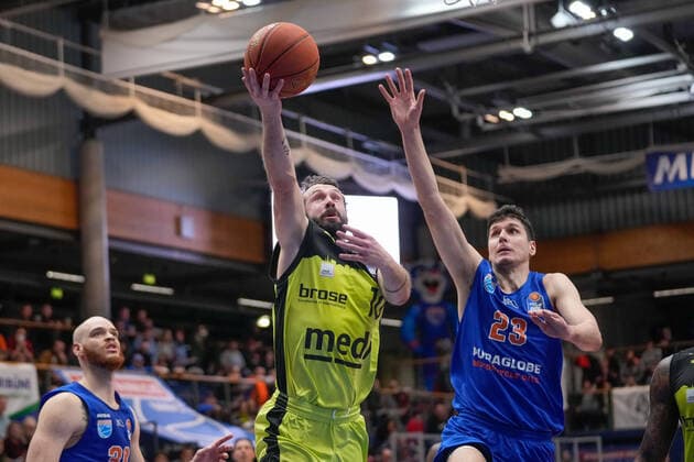 Reggie Upshaw (MBC, 30), Bastian Doreth (Bayreuth, 10), Goran Huskic (MBC, 23), Syntainics MBC vs. Medi Bayreuth, Basketball Bundesliga, Maenner, 2021 2022, 23. Spieltag, 05.03.2022, Syntainics MBC vs. Medi Bayreuth, Basketball Bundesliga, Maenner, 2021 2022, 23. Spieltag, 05.03.2022, Weissenfels
