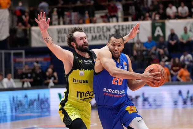 Bastian Doreth (Bayreuth, 10), Jamel Morris (MBC, 20), Syntainics MBC vs. Medi Bayreuth, Basketball Bundesliga, Maenner, 2021 2022, 23. Spieltag, 05.03.2022, Syntainics MBC vs. Medi Bayreuth, Basketball Bundesliga, Maenner, 2021 2022, 23. Spieltag, 05.03.2022, Weissenfels