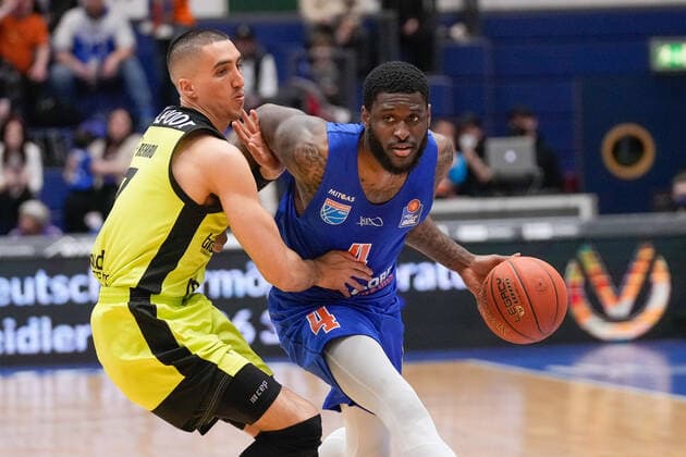 Philip Jalalpoor (Bayreuth, 7), AJ English (MBC, 4), Syntainics MBC vs. Medi Bayreuth, Basketball Bundesliga, Maenner, 2021 2022, 23. Spieltag, 05.03.2022, Syntainics MBC vs. Medi Bayreuth, Basketball Bundesliga, Maenner, 2021 2022, 23. Spieltag, 05.03.2022, Weissenfels