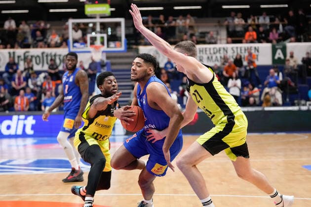 Sacar Anim (Bayreuth, 2), Kostja Mushidi (MBC, 11), Janari Joesaar (Bayreuth, 21), Syntainics MBC vs. Medi Bayreuth, Basketball Bundesliga, Maenner, 2021 2022, 23. Spieltag, 05.03.2022, Syntainics MBC vs. Medi Bayreuth, Basketball Bundesliga, Maenner, 2021 2022, 23. Spieltag, 05.03.2022, Weissenfels