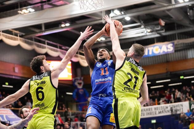 Kevin Wohlrath (Bayreuth, 6), Kostja Mushidi (MBC, 11), Janari Joesaar (Bayreuth, 21), Syntainics MBC vs. Medi Bayreuth, Basketball Bundesliga, Maenner, 2021 2022, 23. Spieltag, 05.03.2022, Syntainics MBC vs. Medi Bayreuth, Basketball Bundesliga, Maenner, 2021 2022, 23. Spieltag, 05.03.2022, Weissenfels