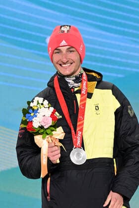 Paralympics Peking 2022 Super-G Peking (CHINA 06.03.22 Wettkampftag 2 Zhangjiakou Medal Plaza Siegerehrung Para Biathlon Sprint MAIER, Marco (GER) vom SV Kirchzarten (BAD), geboren am 20.12.1999 in Oberstdorf, paralympische Klassifikation: LW8 stehend gewinnt Silber Credit: Ralf Kuckuck, DBS Yanging National Alpine Ski Center China