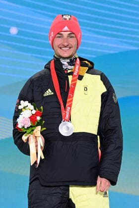 Paralympics Peking 2022 Super-G Peking (CHINA 06.03.22 Wettkampftag 2 Zhangjiakou Medal Plaza Siegerehrung Para Biathlon Sprint MAIER, Marco (GER) vom SV Kirchzarten (BAD), geboren am 20.12.1999 in Oberstdorf, paralympische Klassifikation: LW8 stehend gewinnt Silber Credit: Ralf Kuckuck, DBS Yanging National Alpine Ski Center China