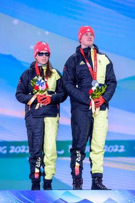 Paralympics, BEIJING 2022, Biathlon, Siegerehrung mit Linn Kazmaier und Leonie Walter Paralympic Games Beijing 2022 06.3.2022 Day (2) ZHANGIJAKOU, PEOPLES REPUBLIC OF CHINA - MARCH 06: Image of the Paralympic Games Beijing 2022 during the at Zhangijakou Medals Plaza of Zhangijakou on 06.3.2022 in Hebei Peoples Republic of China. KAZMAIER, Linn (GER), local club: SZ Roemerstein (WUER), date of birth: 05.11.2006 place of birth: Nuertingen, paralympic classification: B3 and her guide BAUMANN, Florian (GER) at the medal ceremony Oliver Kremer DBS Copyright: xBEAUTIFULxSPORTS OliverxKremerx