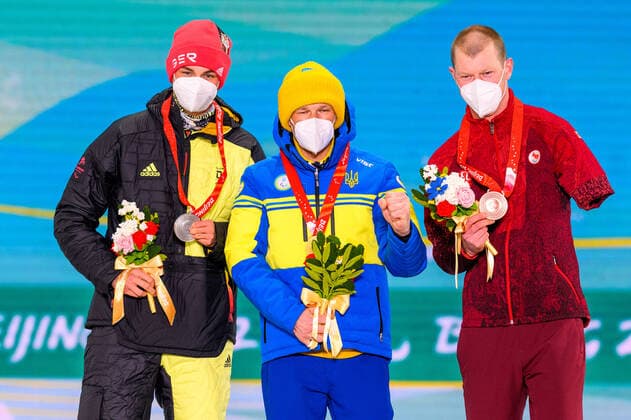 Paralympics, BEIJING 2022, Biathlon, Siegerehrung mit Marco Maier Paralympic Games Beijing 2022 06.3.2022 Day (2) ZHANGIJAKOU, PEOPLES REPUBLIC OF CHINA - MARCH 06: Image of the Paralympic Games Beijing 2022 during the at Zhangijakou Medals Plaza of Zhangijakou on 06.3.2022 in Hebei Peoples Republic of China. MAIER, Marco (GER), local club: SV Kirchzarten (BAD), date of birth: 20.12.1999 place of birth: Oberstdorf, paralympic classification: LW8 standing receiving his medal. Oliver Kremer DBS Copyright: xBEAUTIFULxSPORTS OliverxKremerx