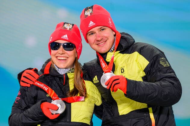 Paralympics, BEIJING 2022, Biathlon, Siegerehrung mit Linn Kazmaier und Leonie Walter Paralympic Games Beijing 2022 06.3.2022 Day (2) ZHANGIJAKOU, PEOPLES REPUBLIC OF CHINA - MARCH 06: Image of the Paralympic Games Beijing 2022 during the at Zhangijakou Medals Plaza of Zhangijakou on 06.3.2022 in Hebei Peoples Republic of China. KAZMAIER, Linn (GER), local club: SZ Roemerstein (WUER), date of birth: 05.11.2006 place of birth: Nuertingen, paralympic classification: B3 and her guide BAUMANN, Florian (GER) at the medal ceremony. Oliver Kremer DBS Copyright: xBEAUTIFULxSPORTS OliverxKremerx