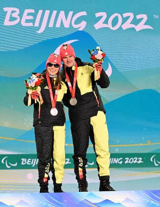 Paralympics Peking 2022 Super-G Peking (CHINA 06.03.22 Wettkampftag 2 Zhangjiakou Medal Plaza Siegerehrung Para Biathlon Sprint WALTER, Leonie (GER) vom SC St. Peter (BAD), geboren am 17.10.2004 in Freiburg, paralympische Klassifikation: B2. und STRECKER, Pirmin (GER) vom SV Kirchzarten (BAD), geboren am 17.06.2002 in Freiburg, paralympische Klassifikation: Guide (Leonie Walter) gewinnen Bronze Credit: Ralf Kuckuck, DBS Yanging National Alpine Ski Center China