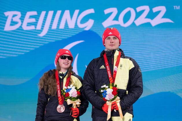Paralympics Peking 2022 Super-G Peking (CHINA 06.03.22 Wettkampftag 2 Zhangjiakou Medal Plaza Siegerehrung Para Biathlon Sprint WALTER, Leonie (GER) vom SC St. Peter (BAD), geboren am 17.10.2004 in Freiburg, paralympische Klassifikation: B2. und STRECKER, Pirmin (GER) vom SV Kirchzarten (BAD), geboren am 17.06.2002 in Freiburg, paralympische Klassifikation: Guide (Leonie Walter) gewinnen Bronze Credit: Ralf Kuckuck, DBS Yanging National Alpine Ski Center China